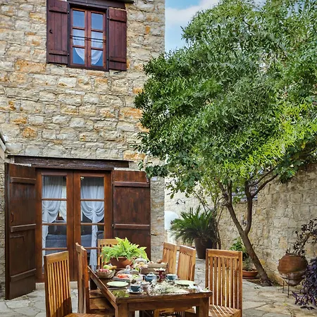 Oinoessa Traditional Boutique * Lofou