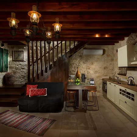 Oinoessa Traditional Boutique Kır Evi